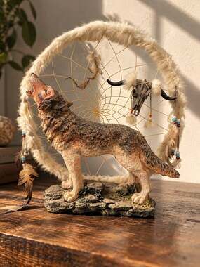 Pacific Giftware Wolf Figurine with Dream Catcher